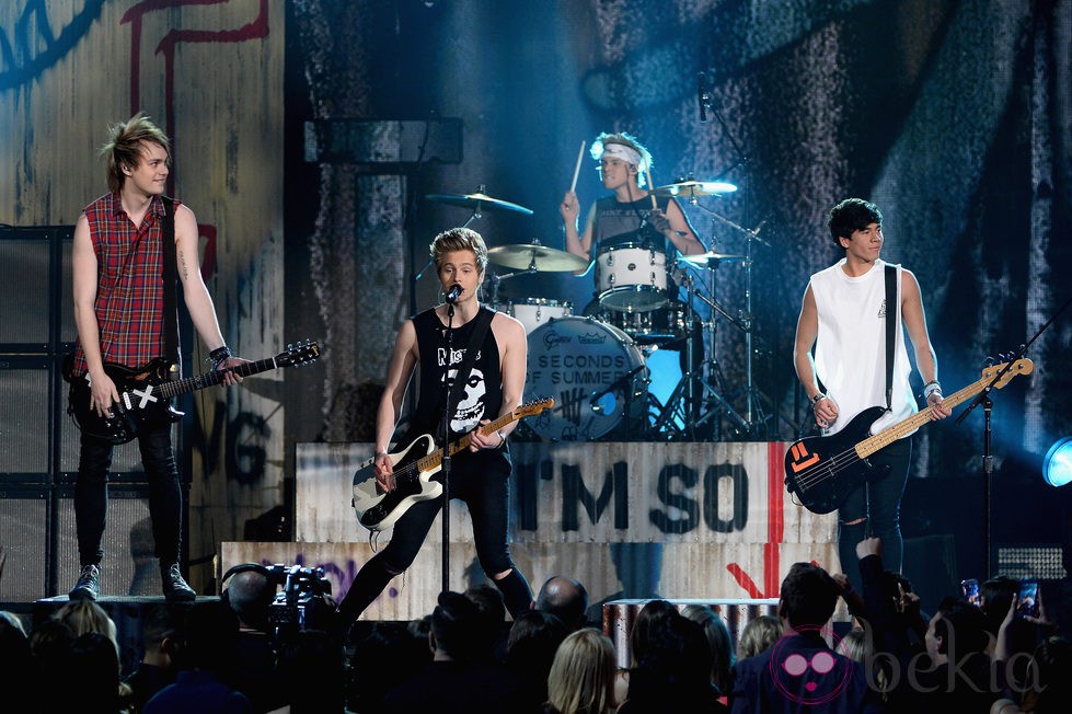 5 Seconds of Summer actúan en los Bilboard Music Awards 2014