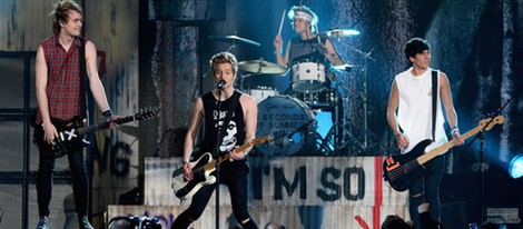 5 Seconds of Summer actúan en los Bilboard Music Awards 2014