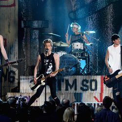 5 Seconds of Summer actúan en los Bilboard Music Awards 2014