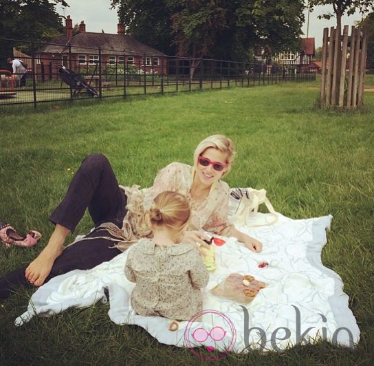 Elsa Pataky con India Rose disfrutando de una tarde al aire libre en Londres