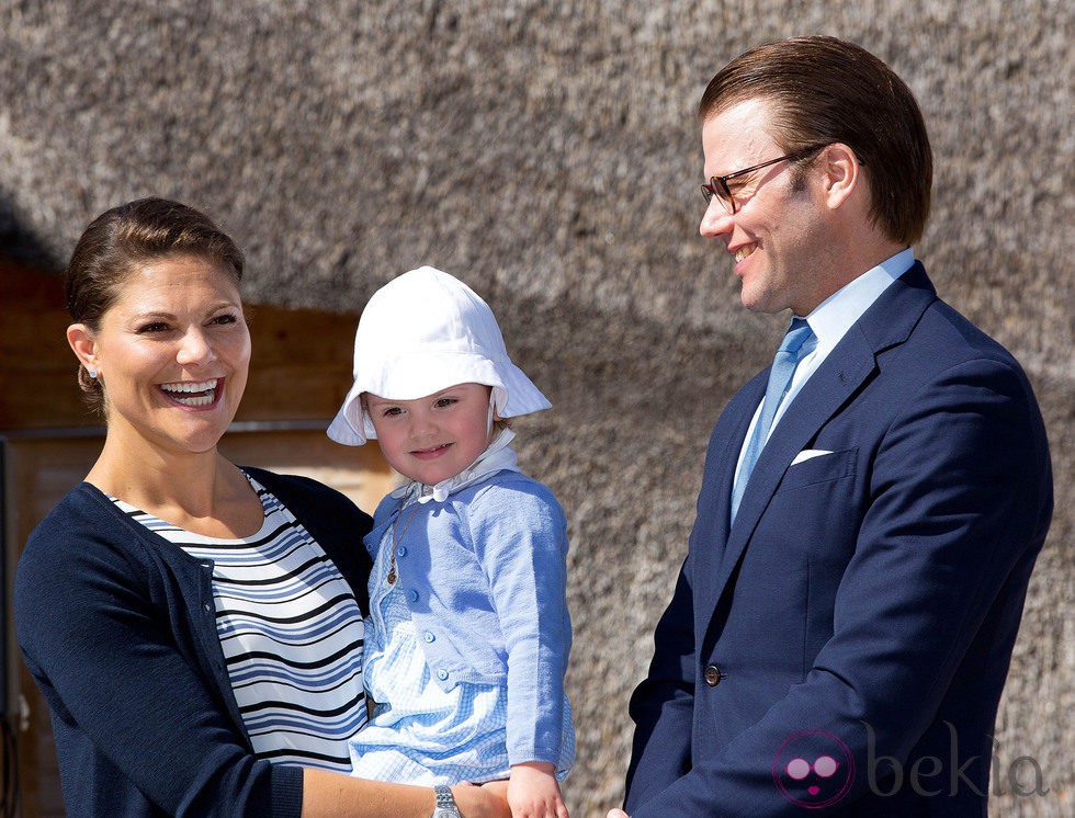 Victoria y Daniel de Suecia con la Princesa Estela en la inauguración del sendero del castillo de Linköping