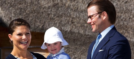 Victoria y Daniel de Suecia con la Princesa Estela en la inauguración del sendero del castillo de Linköping