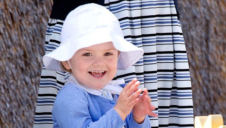 Estela de Suecia, muy feliz en la inauguración del sendero del castillo de Linköping