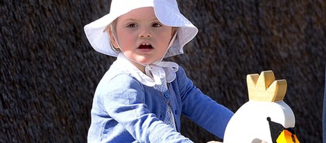 Estela de Suecia montada en un cisne de columpio en en la inauguración del sendero del castillo de Linköping