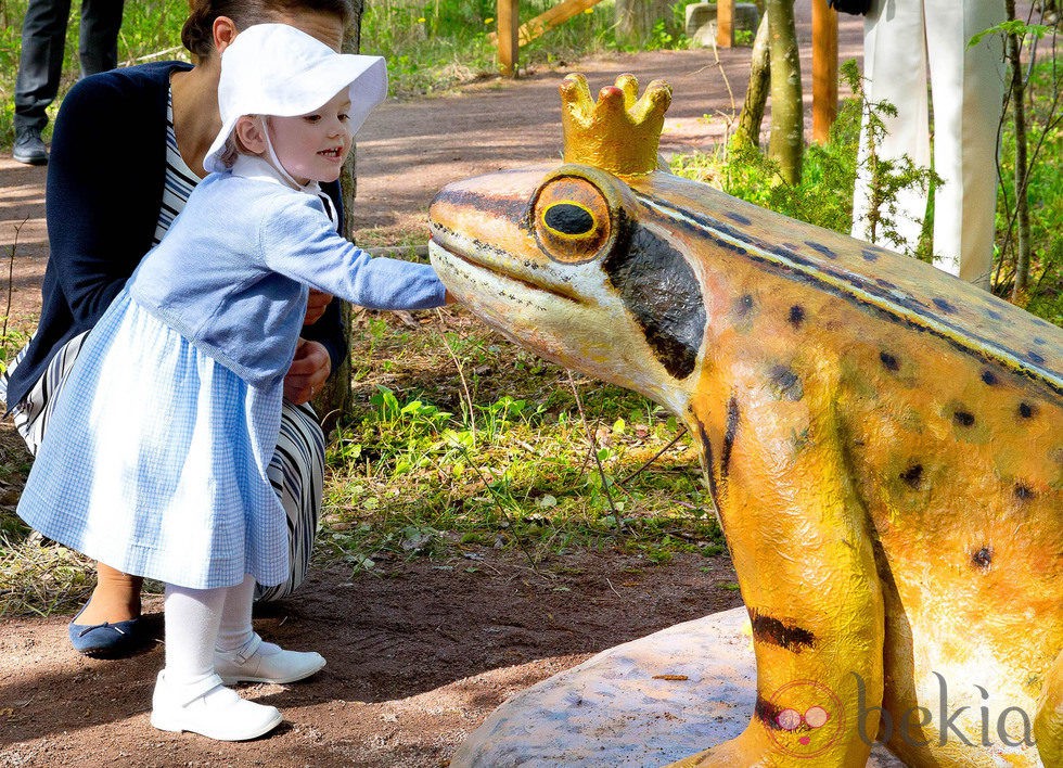 Estela de Suecia toca una rana en la inauguración del sendero del castillo de Linköping