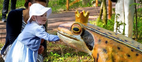 Estela de Suecia toca una rana en la inauguración del sendero del castillo de Linköping