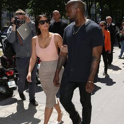 Kim Kardashian y Kanye West pasean en París