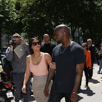 Kim Kardashian y Kanye West pasean en París