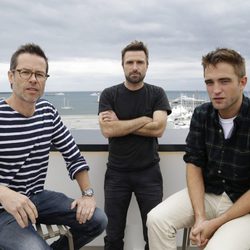 Robert Pattinson, Guy Pearce y David Cronenberg en el Festival Cannes 2014