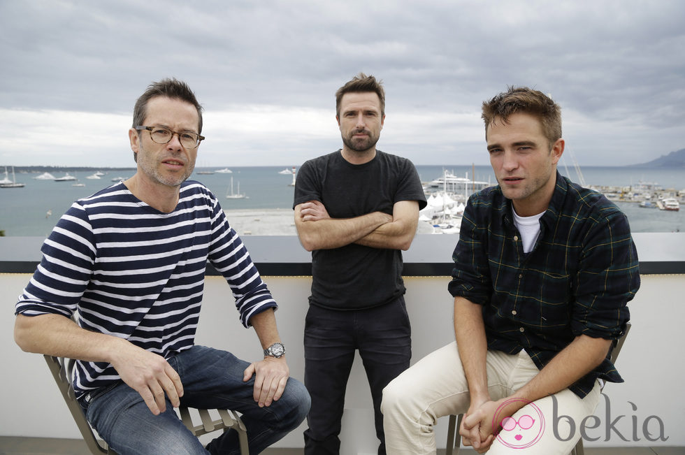 Robert Pattinson, Guy Pearce y David Cronenberg en el Festival Cannes 2014