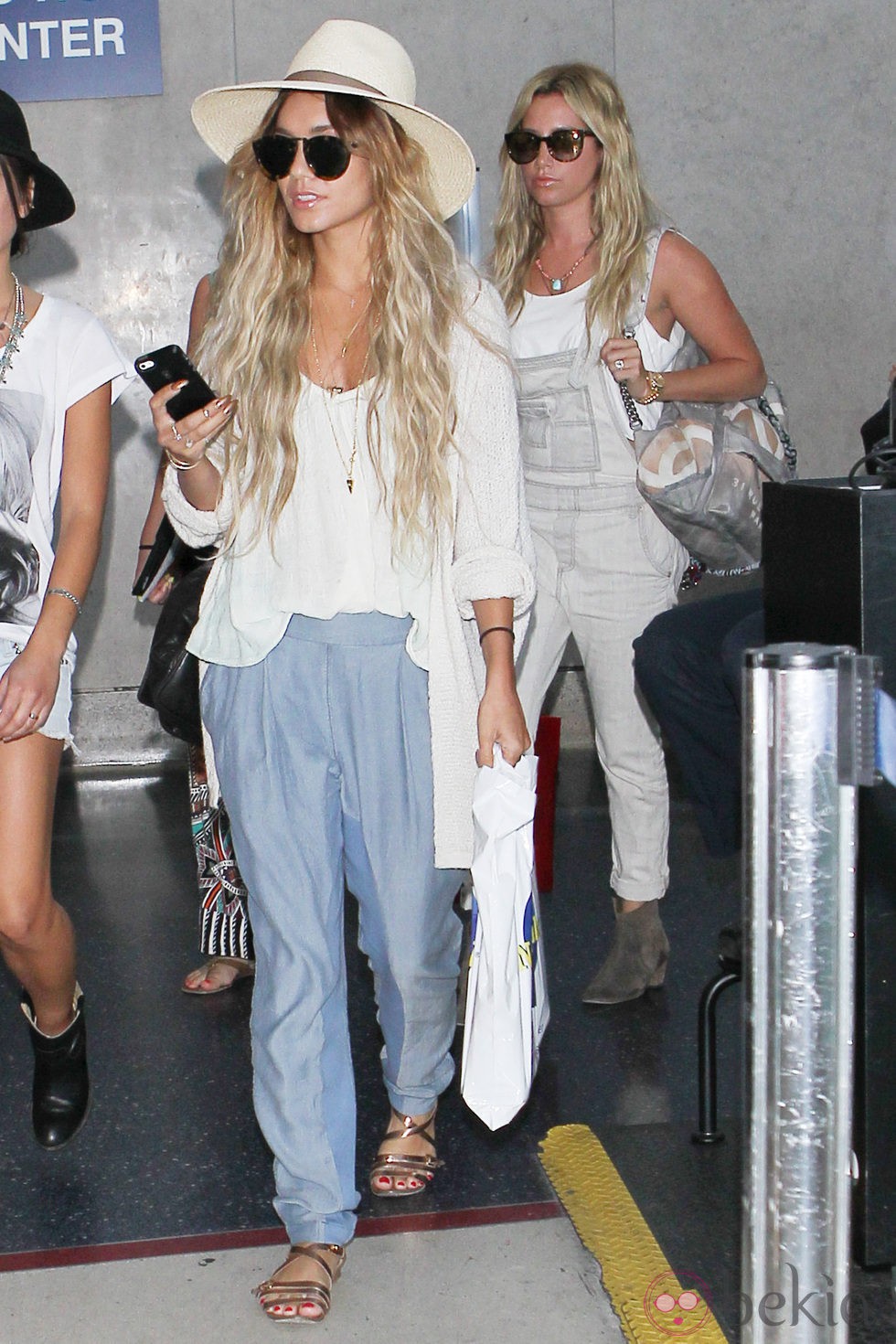 Ashley Tisdale y Vanessa Hudgens llegan a Los Angeles