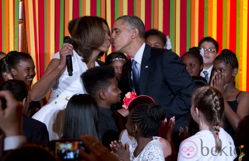 Michelle y Barack Obama se besan durante el evento solidario en la Casa Blanca