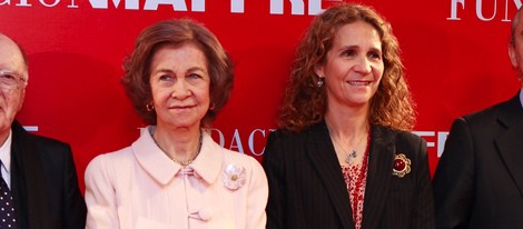 La Reina Sofía y la Infanta Elena en los Premios Sociales 2013 de la Fundación Mapfre