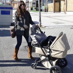 Sara Carbonero con el carrito de su hijo Martín paseando por Madrid