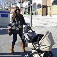 Sara Carbonero con el carrito de su hijo Martín paseando por Madrid