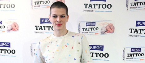 Bimba Bosé en un acto publicitario con el pelo rapado