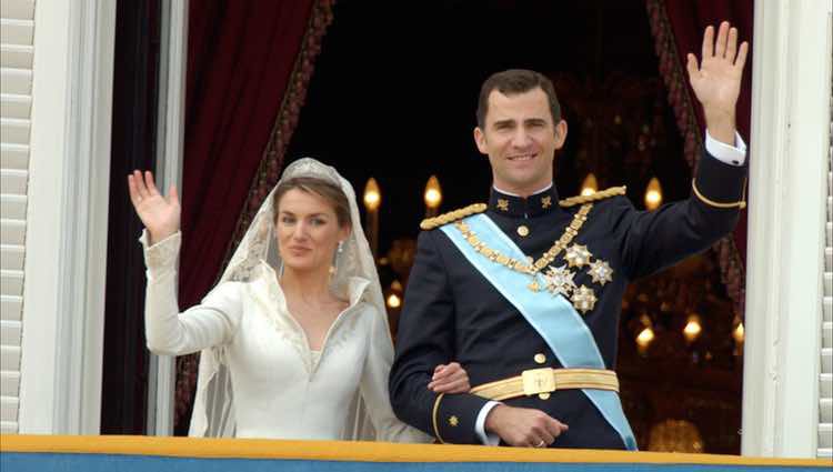 Los Príncipes de Asturias saludan tras su boda