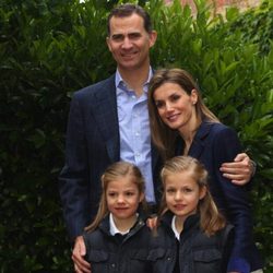 Posado de los Príncipes Felipe y Letizia con sus hijas para celebrar su décimo aniversario de boda