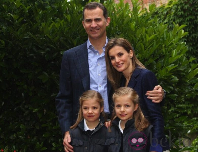 Posado de los Príncipes Felipe y Letizia con sus hijas para celebrar su décimo aniversario de boda