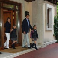 Los Príncipes Felipe y Letizia llevan a sus hijas al colegio en el día de su décimo aniversario de boda