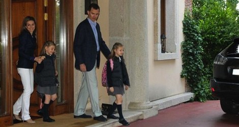 Los Príncipes Felipe y Letizia llevan a sus hijas al colegio en el día de su décimo aniversario de boda