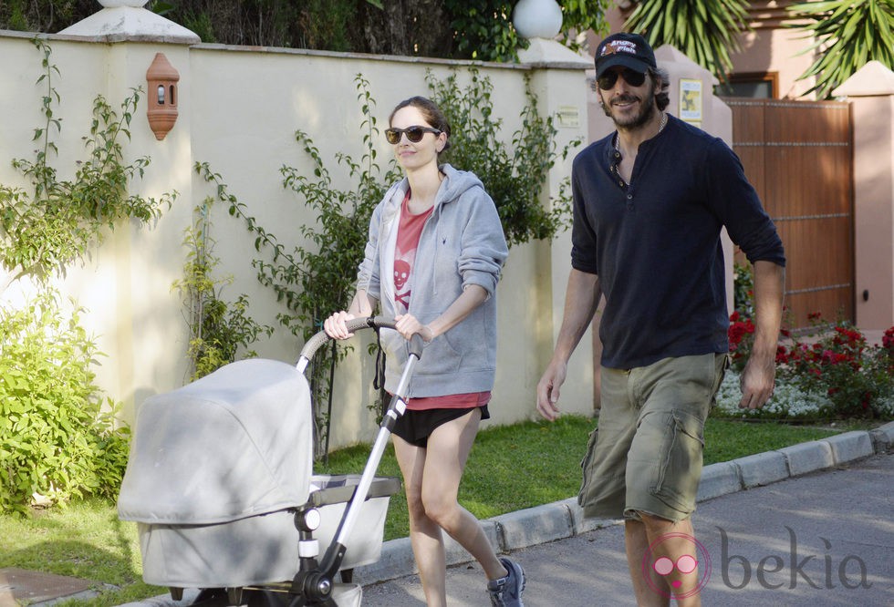 Eugenia Silva y Alfonso de Borbón paseando con su hijo Alfonso por Marbella