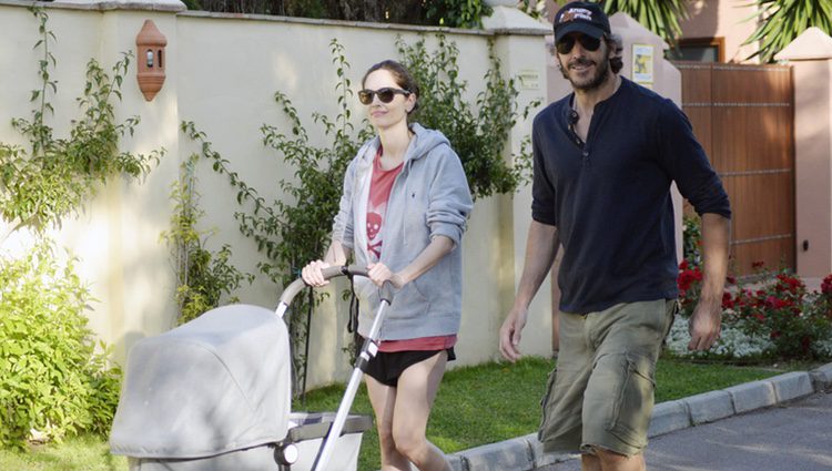 Eugenia Silva y Alfonso de Borbón paseando con su hijo Alfonso por Marbella