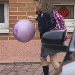 La Infanta Leonor juega con una pelota antes de entrar al colegio