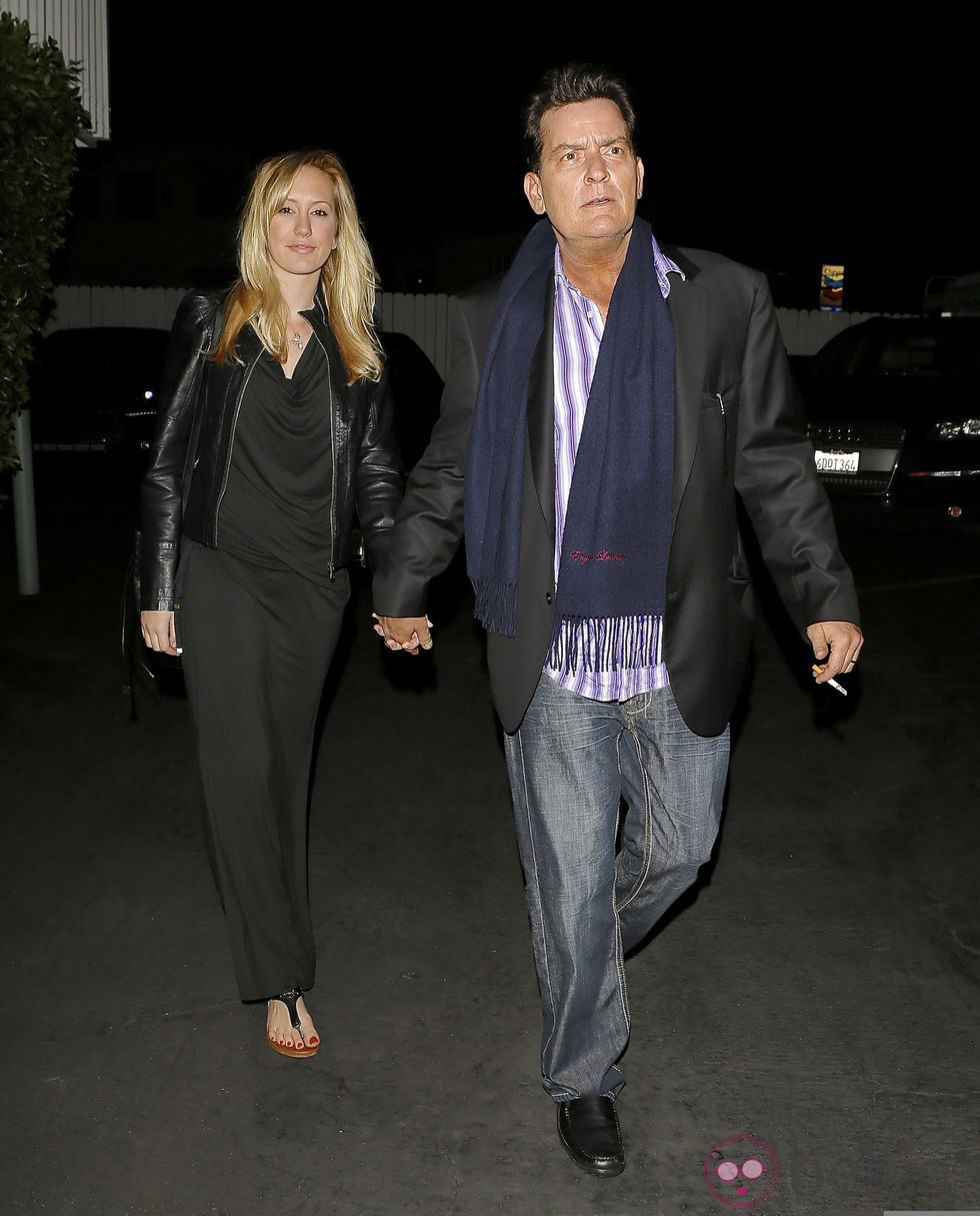 Charlie Sheen y Brett Rossi celebran su cumpleaños