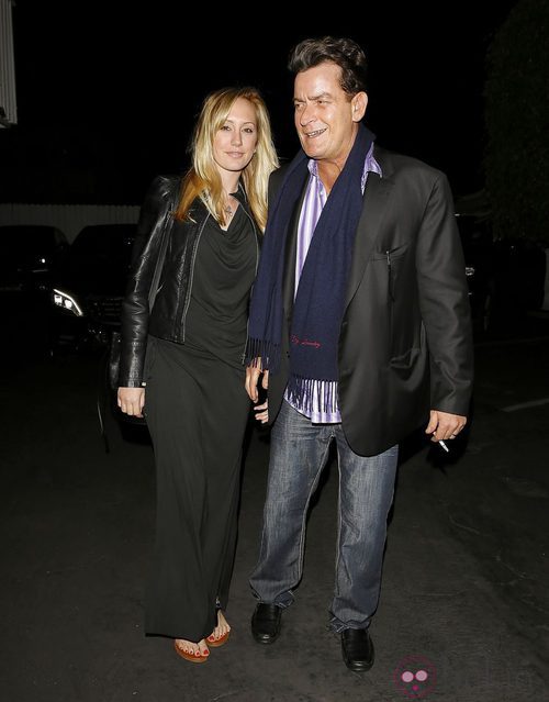 Charlie Sheen y Brett Rossi celebran su cumpleaños juntos