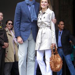 Los Príncipes Felipe y Letizia se abrazan en Toledo en su décimo aniversario de boda