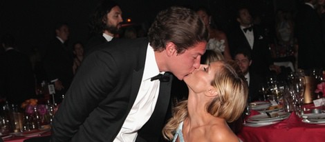 Heidi Klum y Vito Schnabel besándose en la gala amfAR del Festival de Cannes 2014