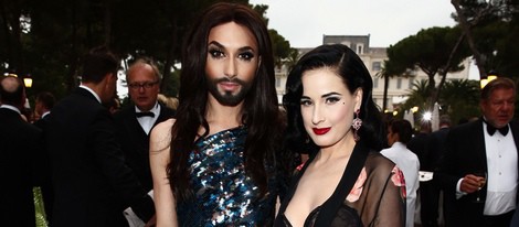 Conchita Wurst y Dita von Teese en la gala amfAR del Festival de Cannes 2014