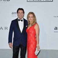 John Travolta y Kelly Preston en la gala amfAR del Festival de Cannes 2014