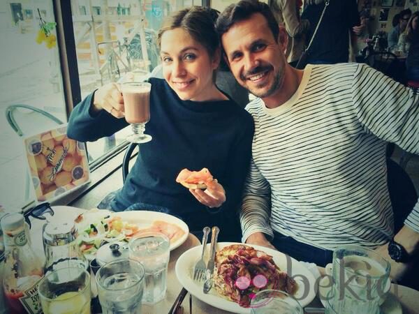 Leire Martínez y Jacobo Bustamante desayunando