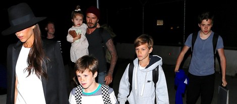 David y Victoria Beckham con sus hijos a su llegada a Los Angeles