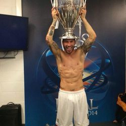 Sergio Ramos luce torso desnudo posando con la Champions 2014