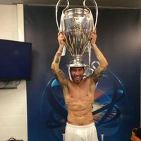 Sergio Ramos luce torso desnudo posando con la Champions 2014