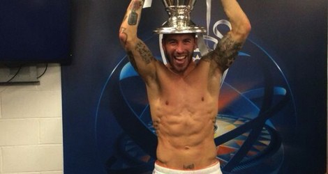 Sergio Ramos luce torso desnudo posando con la Champions 2014