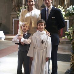 Gabriel de Luxemburgo con sus padres y su hermano en su Primera Comunión