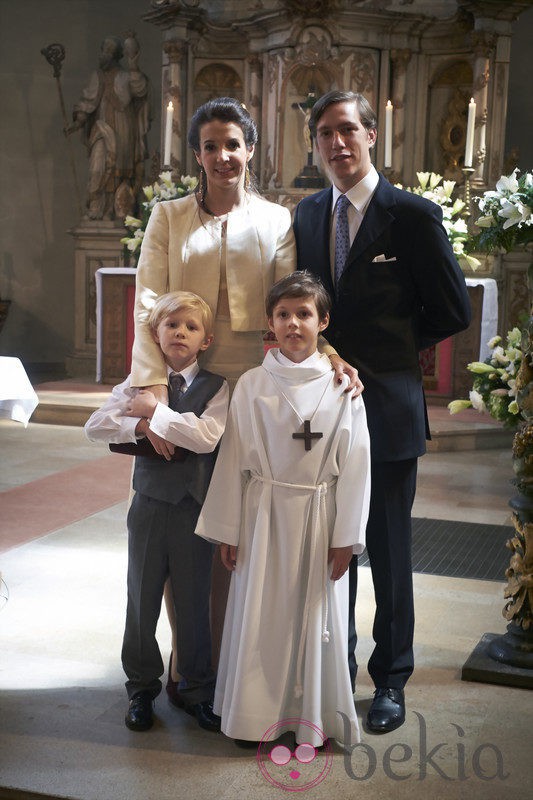 Gabriel de Luxemburgo con sus padres y su hermano en su Primera Comunión