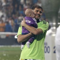 Iker Casillas con Martín en brazos celebrando la décima Champiosn del Real Madrid