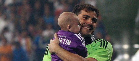 Iker Casillas con Martín en brazos celebrando la décima Champiosn del Real Madrid