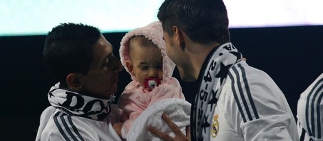 Ángel Di María con su hija Mía en la celebración de la décima Champions del Real Madrid