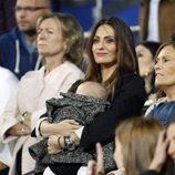 Nagore Aranburu con Emma Alonso en brazos celebrando la décima Champiosn del Real Madrid