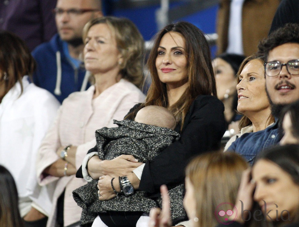 Nagore Aranburu con Emma Alonso en brazos celebrando la décima Champiosn del Real Madrid