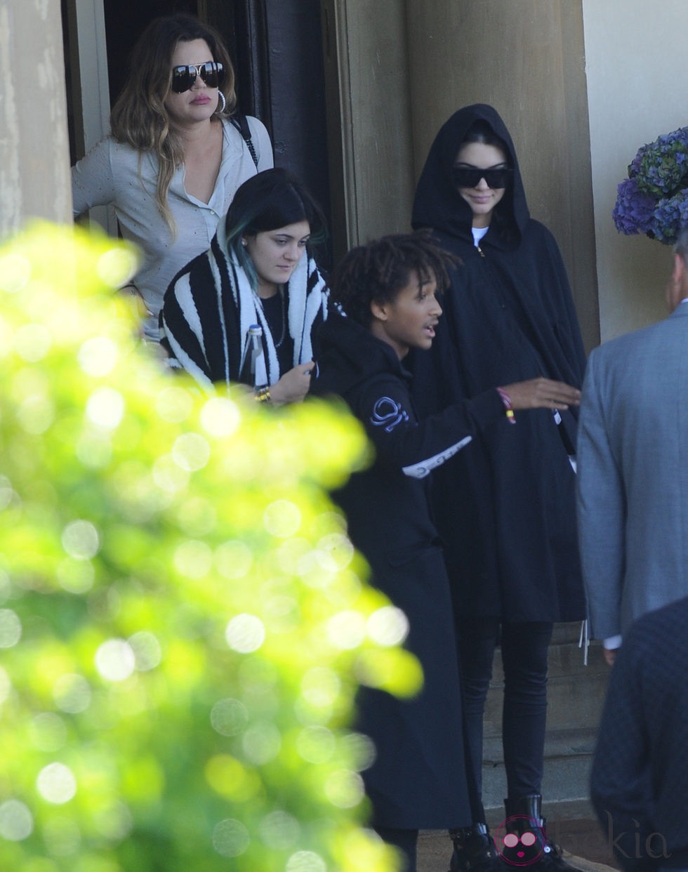 Khloé Kardashian, Kendall Jenner, Kylie Jenner y Jaden Smith en el hotel de Florencia tras la boda de los West