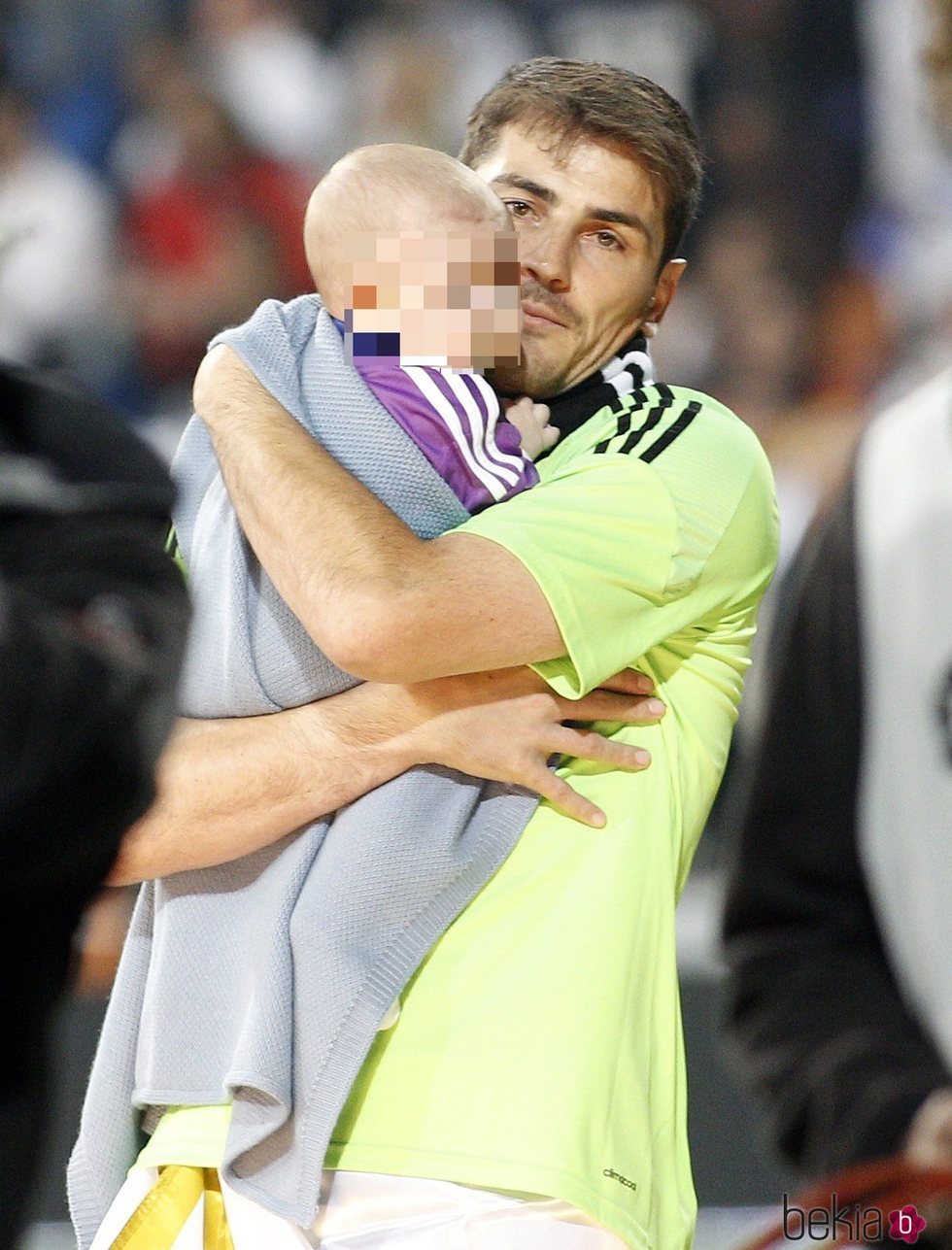 Iker Casillas y su hijo Martín celebrando la décima Champions del Madrid en el Bernabéu