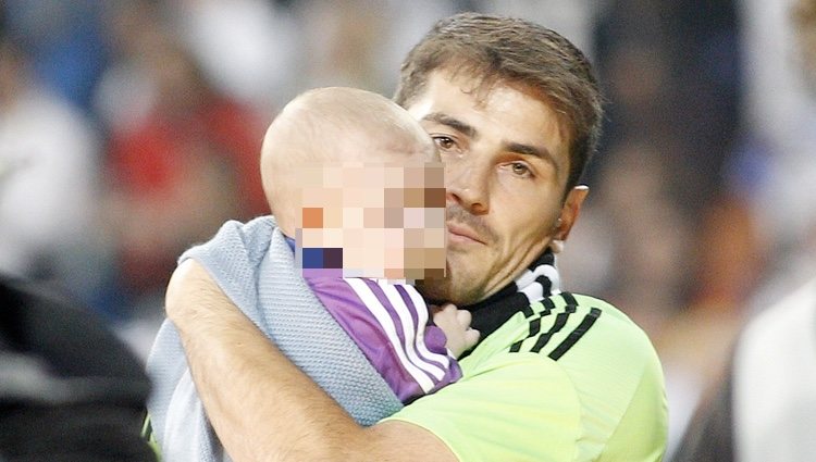 Iker Casillas y su hijo Martín celebrando la décima Champions del Madrid en el Bernabéu