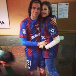 Jessica Bueno y Jota Peleteiro celebran el ascenso del Eibar a Primera División